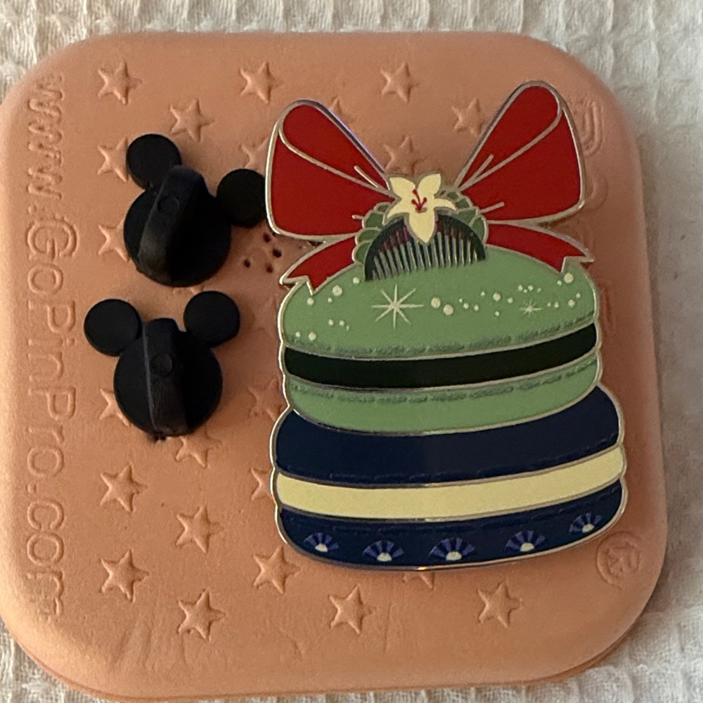 Disney Princess pastries Mulan Macaron Pin with Bow